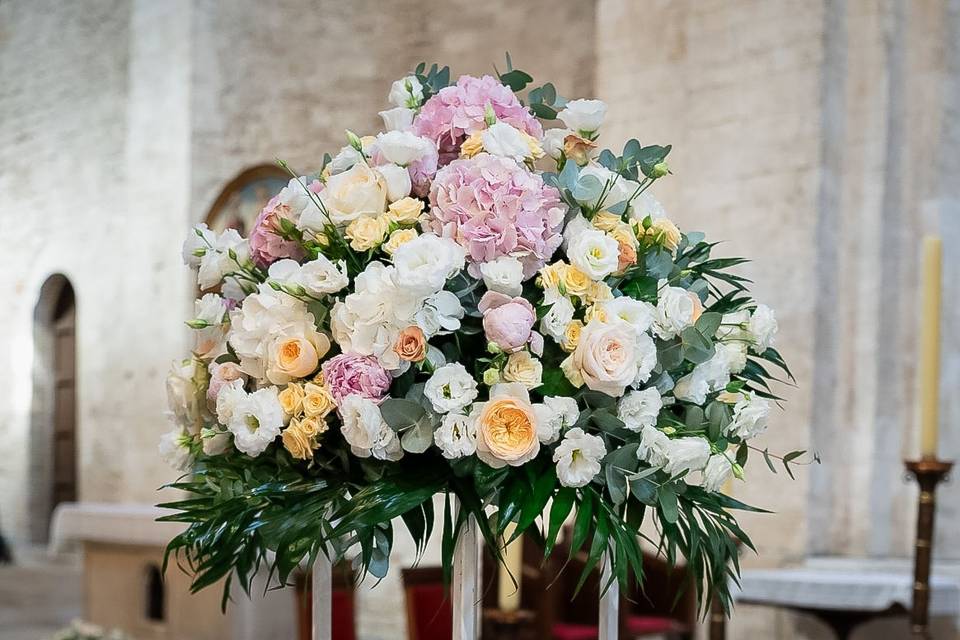 composizione_fiorale_piedistallo_pastello_chiesa