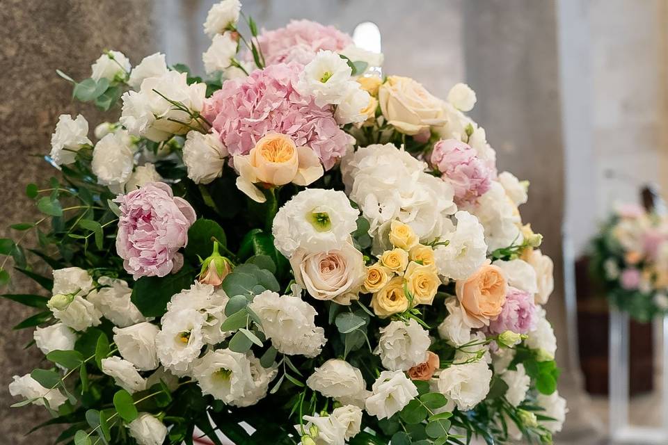 composizione_fiorale_piedistallo_pastello