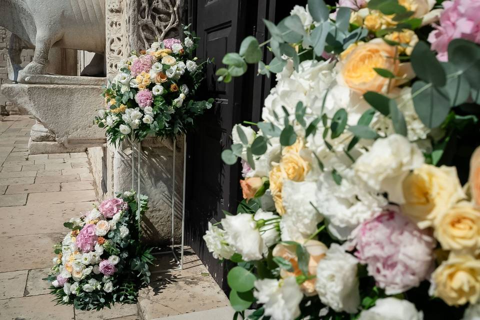composizione_florale_ingresso_chiesa