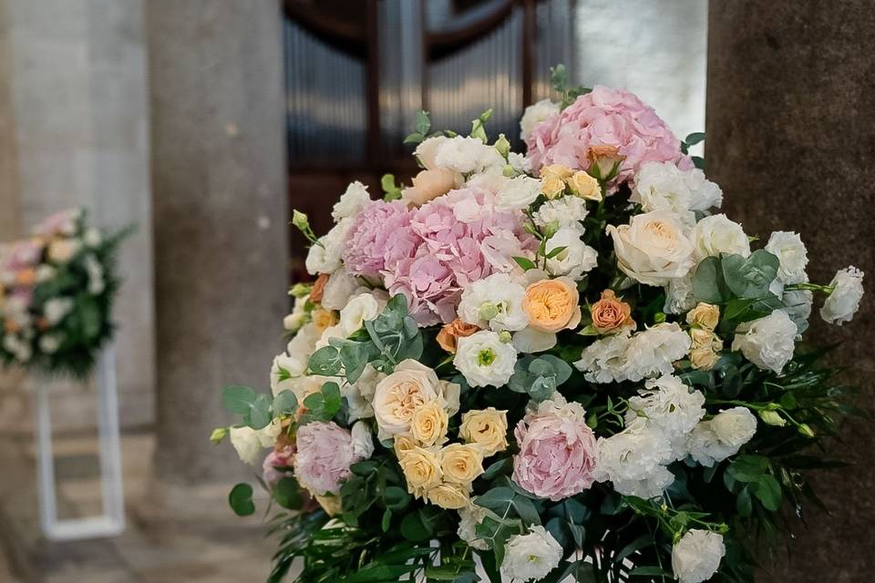 composizione_florale_piedistallo_chiesa_colorata
