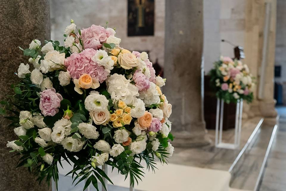 composizione_florale_piedistallo_chiesa