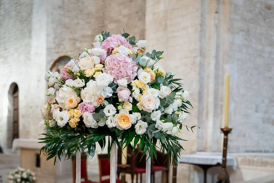 composizione_florale_piedistallo_pastello