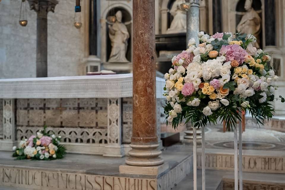 composizione_floreale_altare_chiesa
