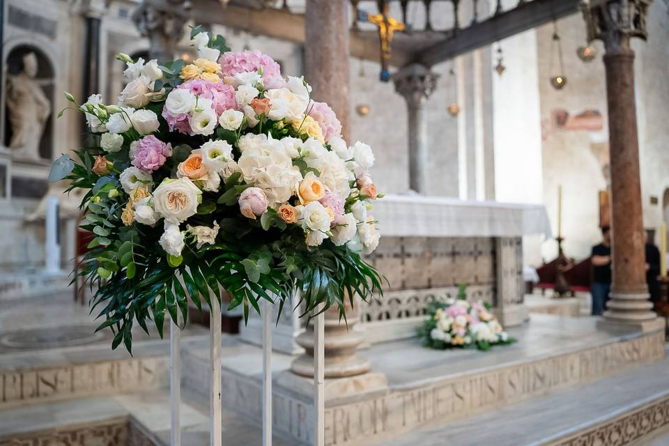 composizione_floreale_piedistallo_chiesa_pastello_chiare