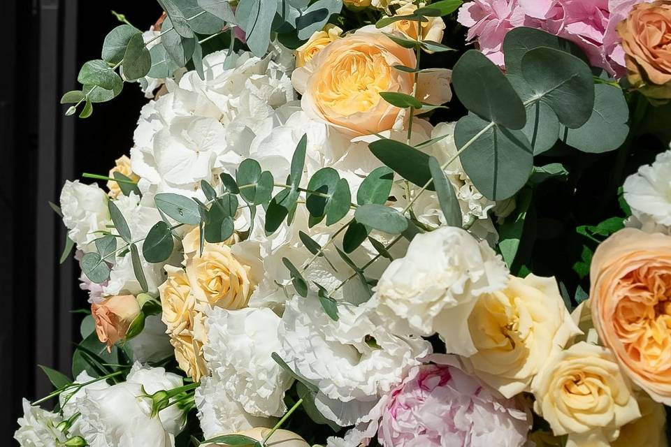 composizione_floreale_rose_eucalipto