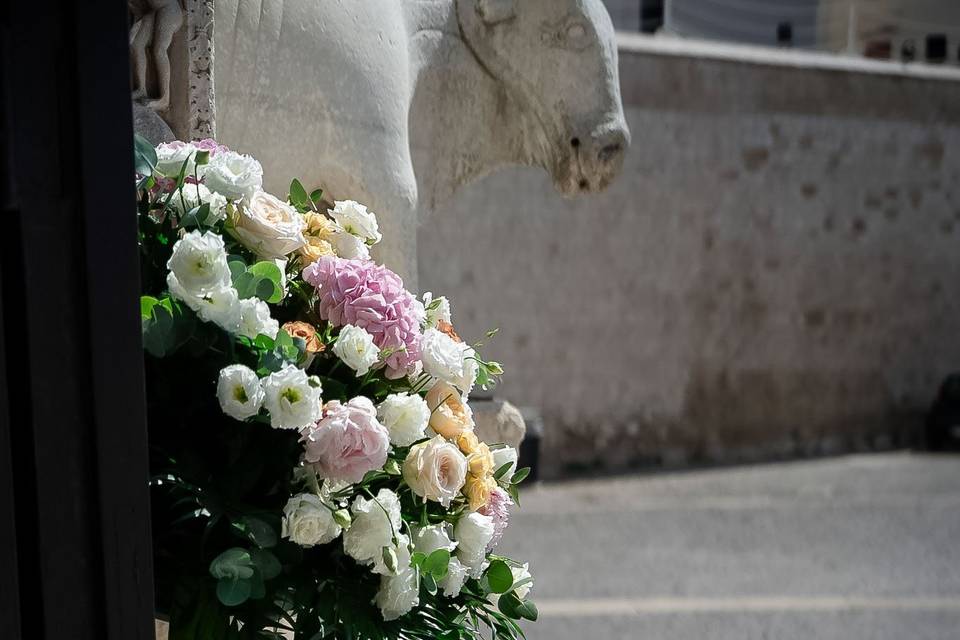 decorazione_fiorale_piedistallo_esterno