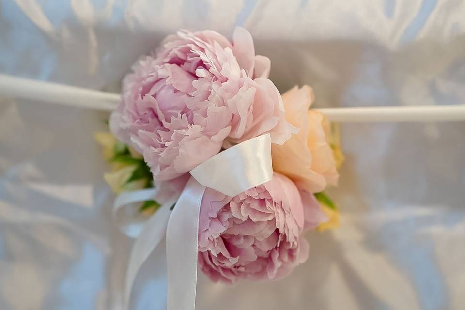 decorazione_fiorale_sedia_peonie
