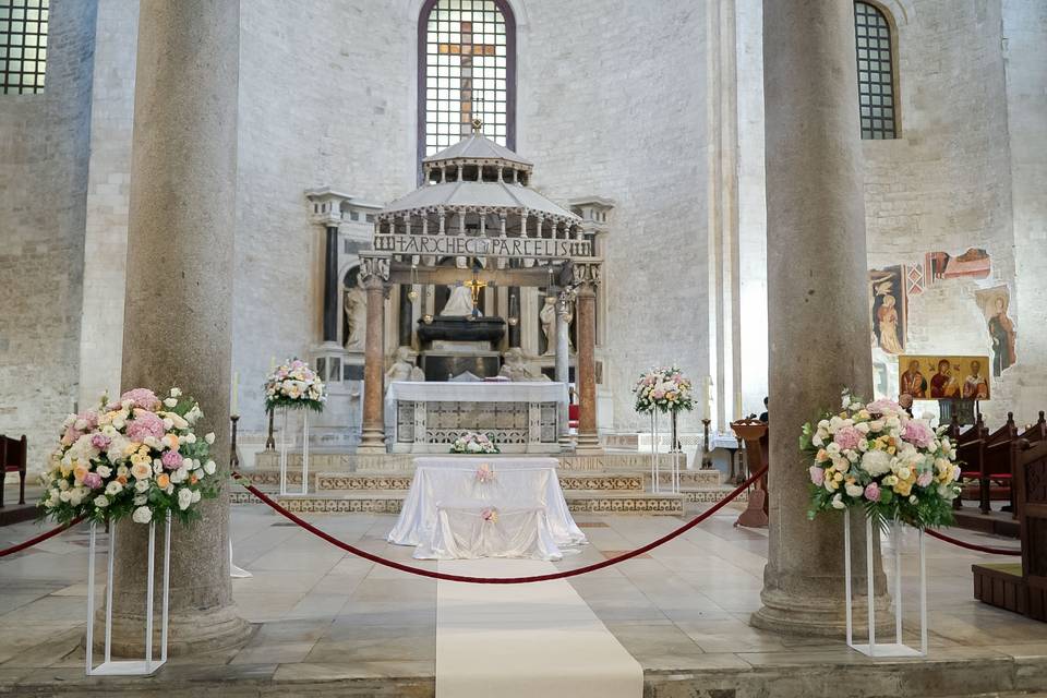 decorazione_fiorale_stand_altare_chiesa