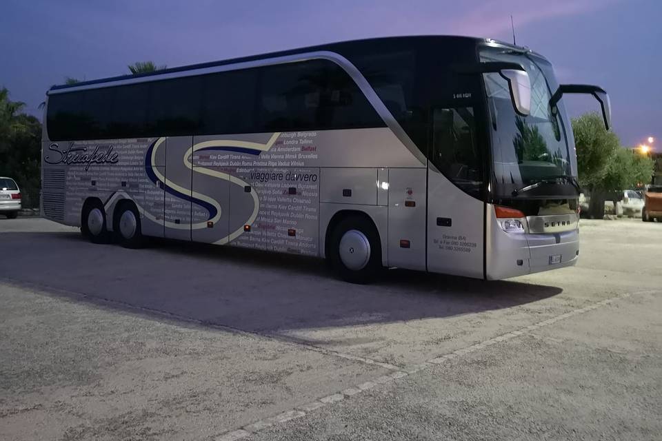 Bus dotato di 55 posti