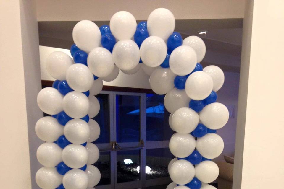 Allestimento arco bianco e blu