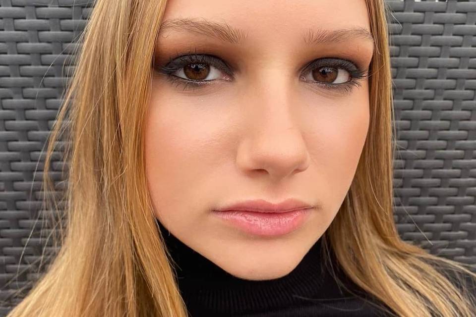 Smoky eyes soft glam