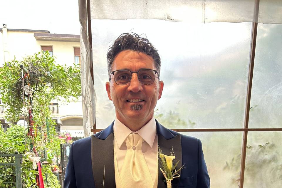 Sposo con bottoniera e bouquet