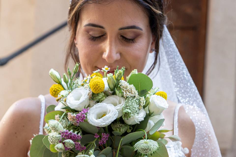 Sposa con bouquet