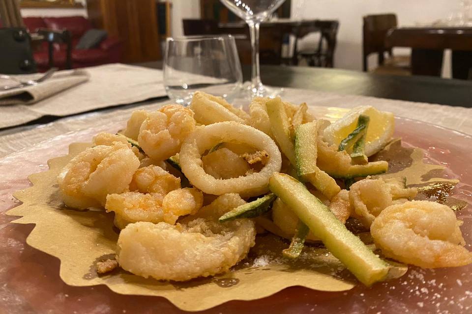 Fritto calamari gamberi zucchi