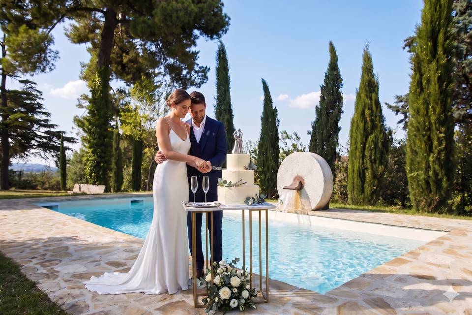 Taglio Torta in Piscina