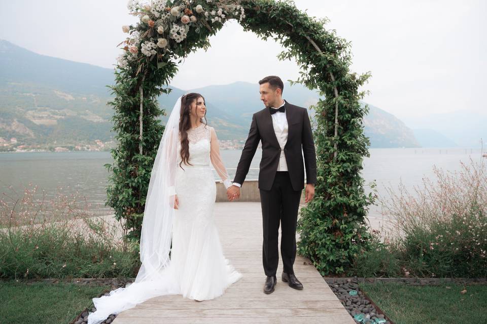 Foto sposi all'arco di nozze