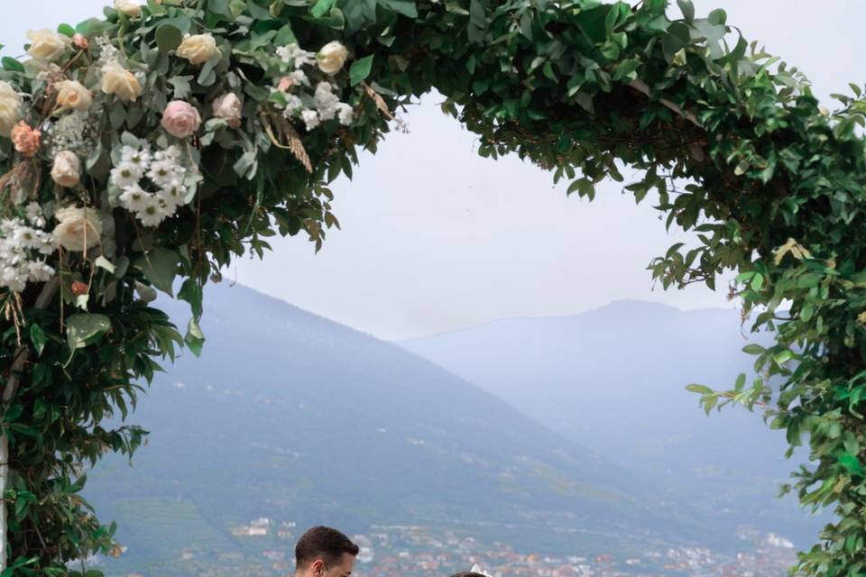 Foto sposi all'arco di nozze