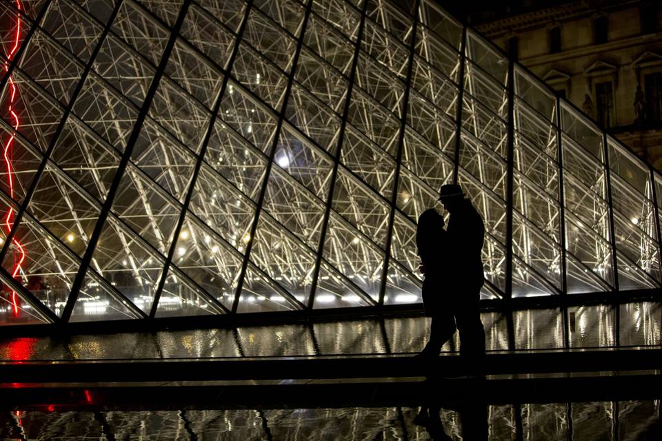 Bacio al Louvre