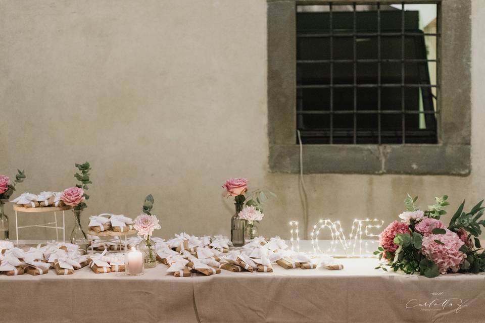 Tavolo bomboniere e confetti