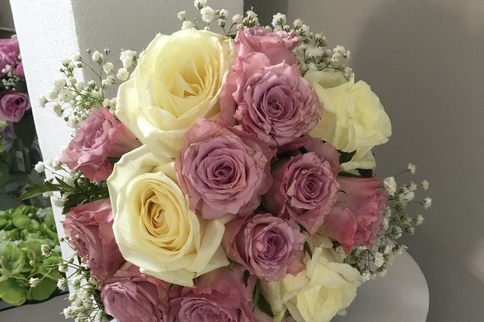 Ortensie bianche e rose rosse