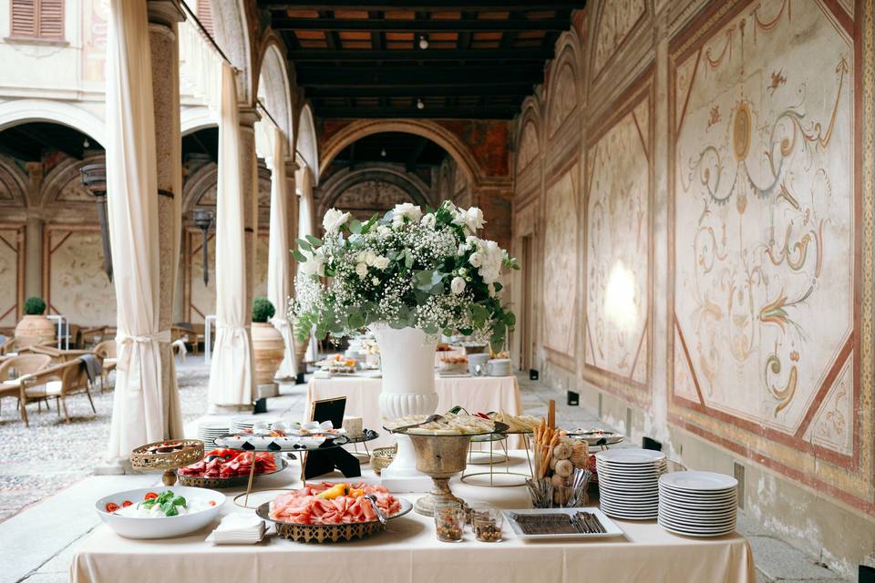 Pranzo allestito nel chiostro