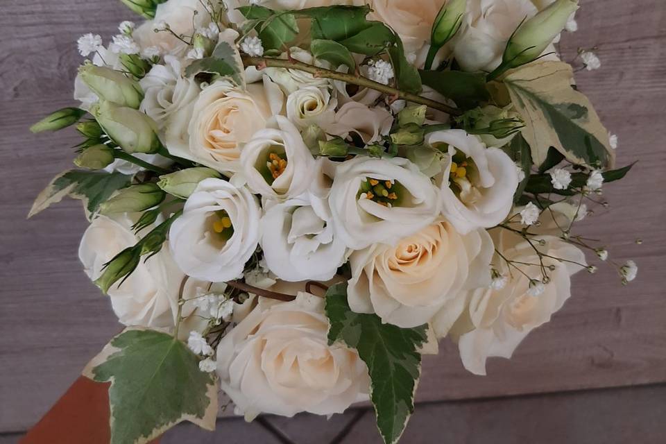 Bouquet sposa rose lisianthus