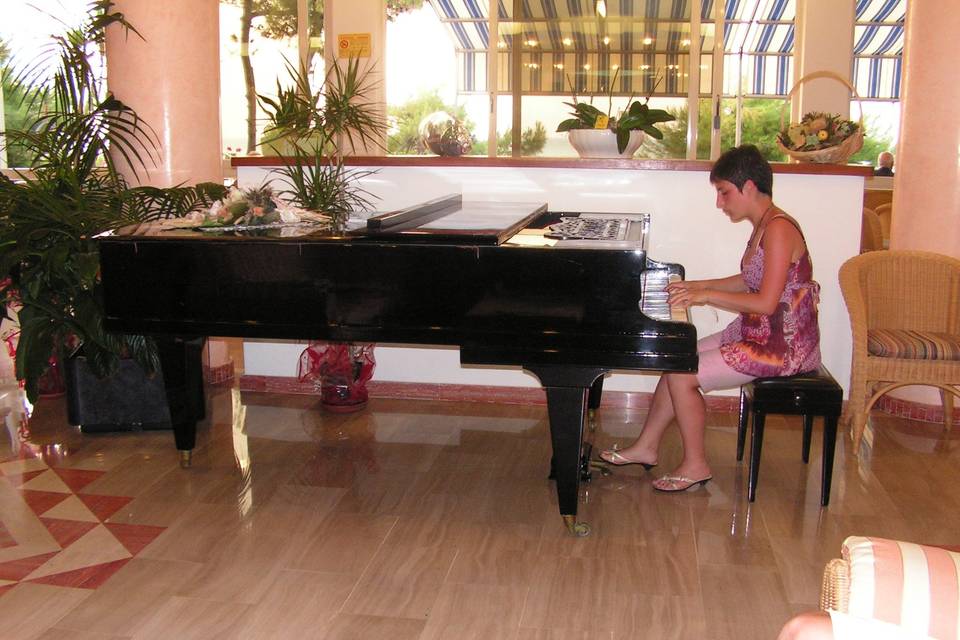 Piano Musica classica durante il pre-aperitivo del ricevimento matrimoniale