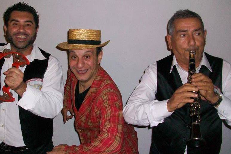 Trio cantante, comico, chitarr