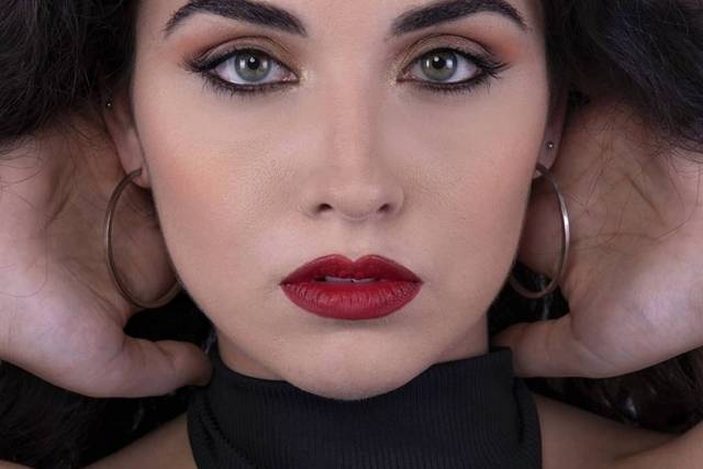 Soft smokey make up