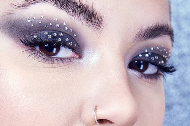 Strong smokey eyes make up