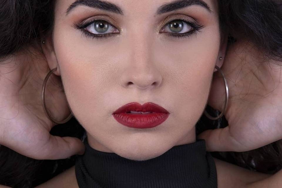 Soft smokey make up