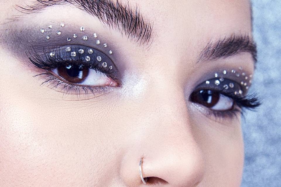 Strong smokey eyes make up