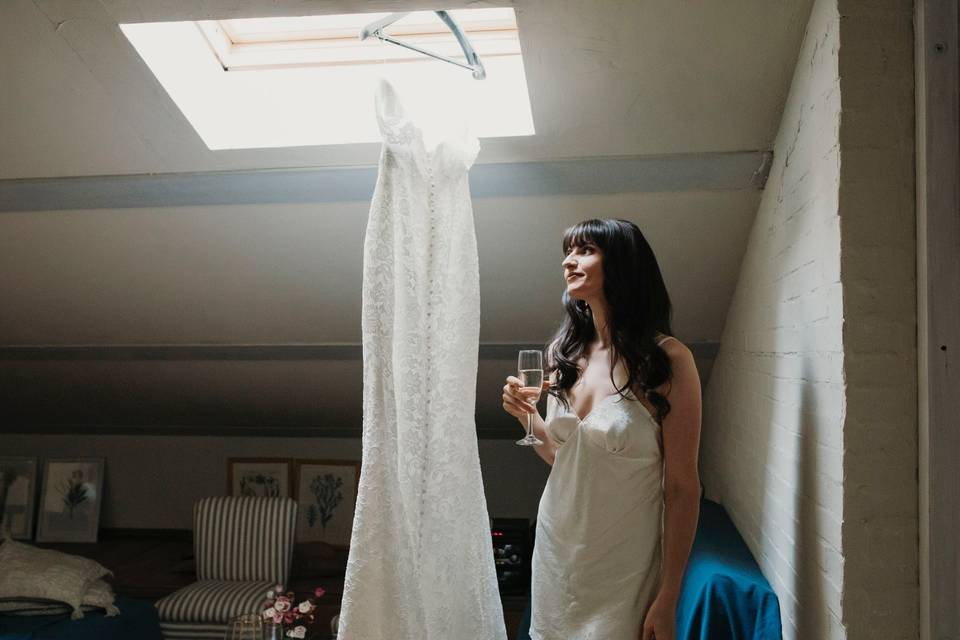 Bride dressing in manoir bio