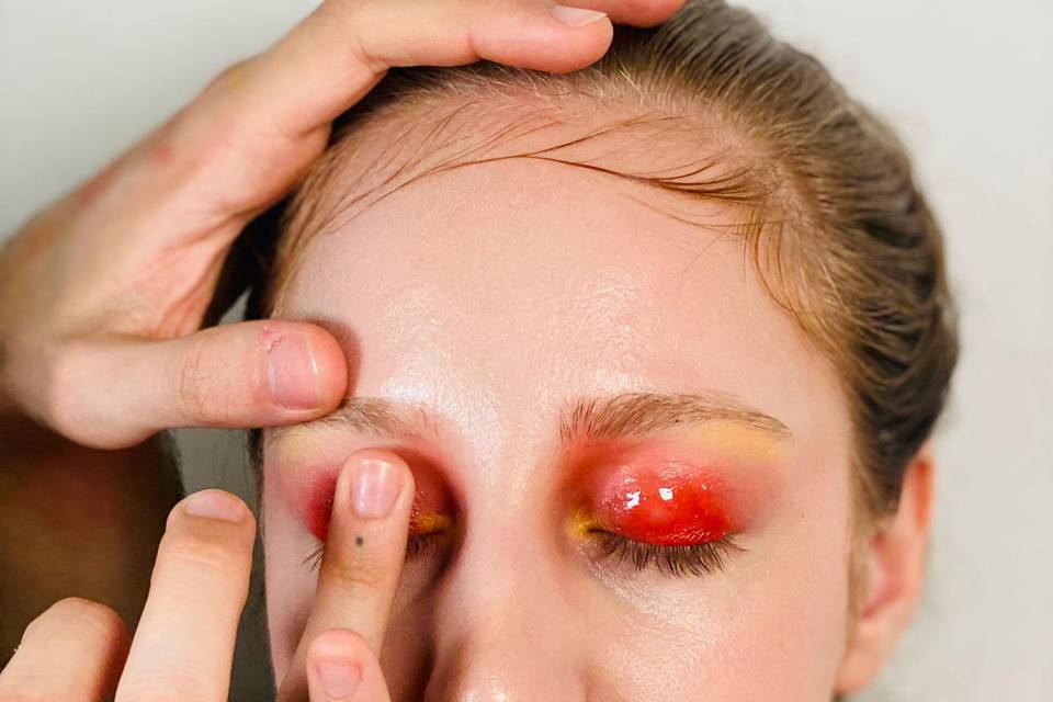 Applicazione trucco occhi