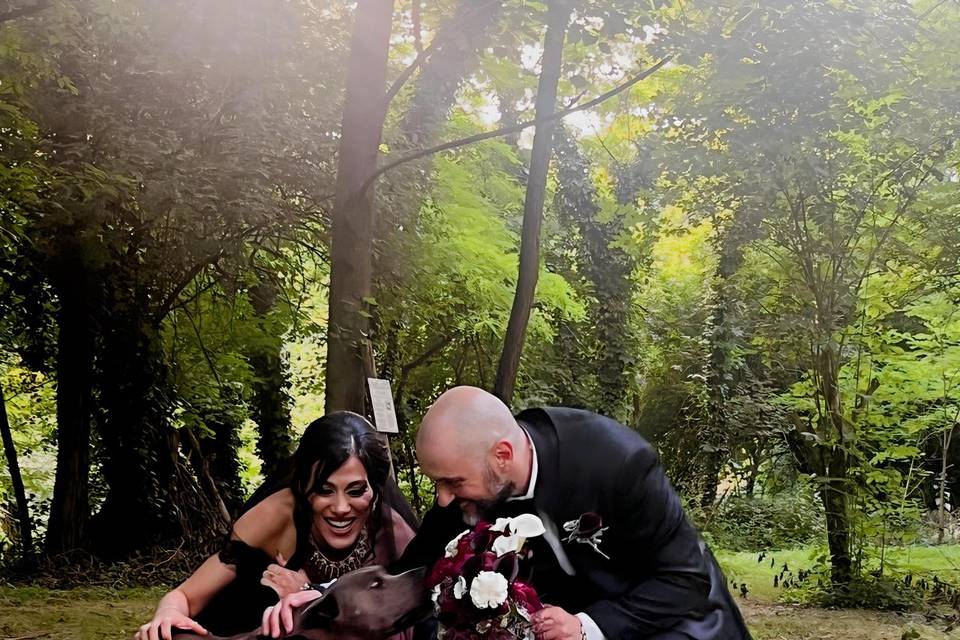 Sposi felici con cagnolina