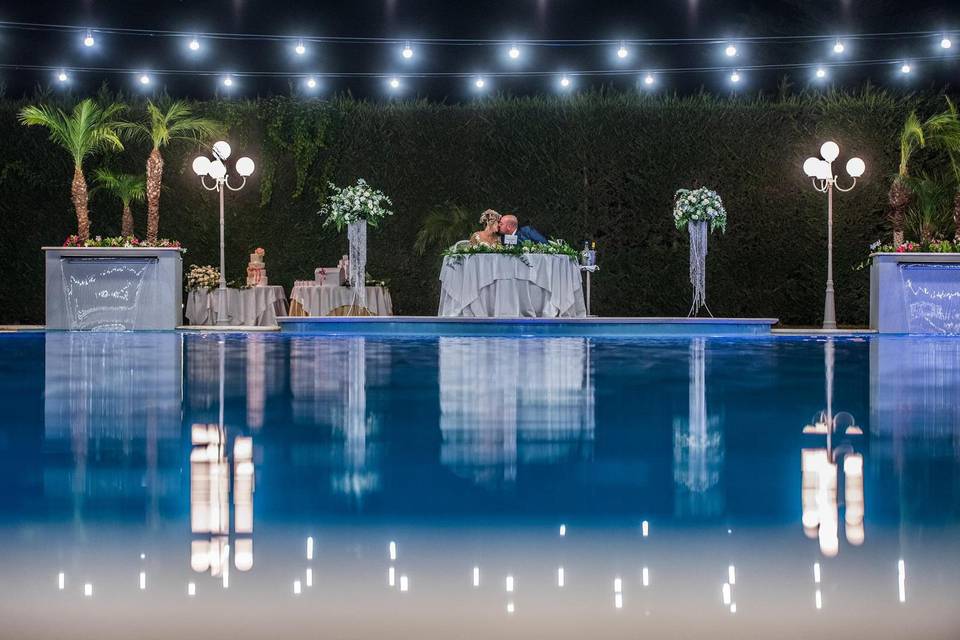 Tavolo sposi in piscina