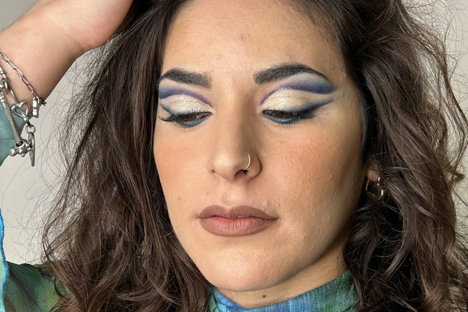 Cut crease make-up