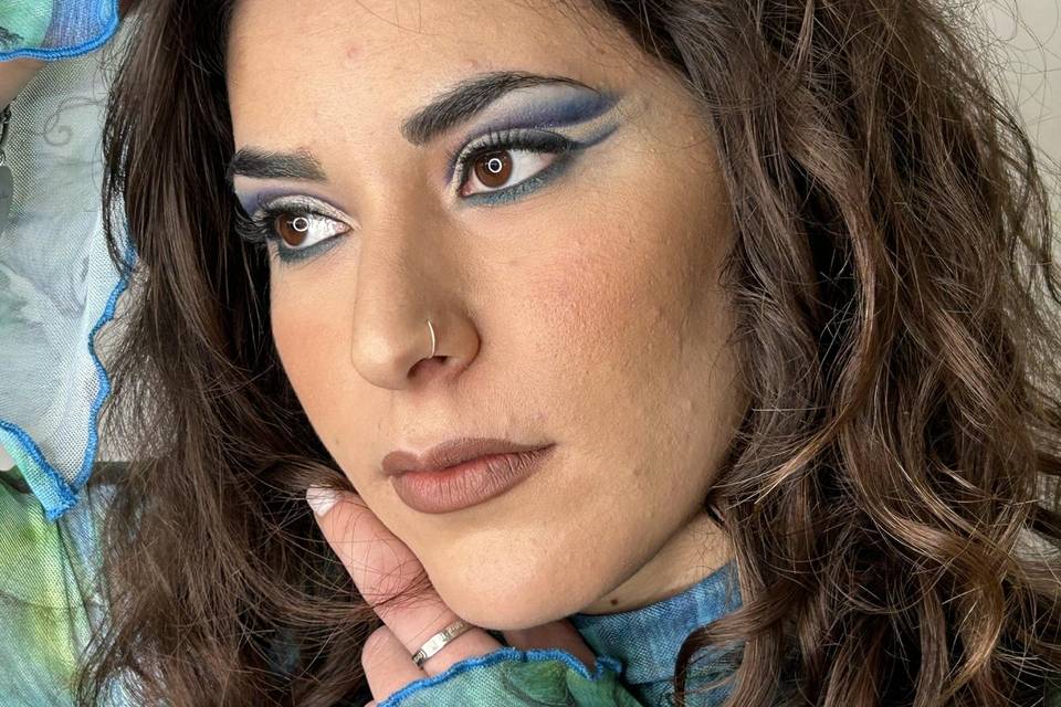 Cut crease make-up