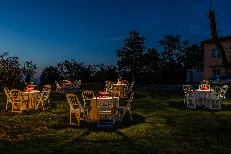 Giardino fronte villa by night