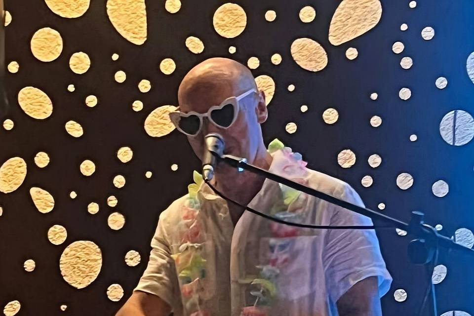 Adriano DJ e Music Live