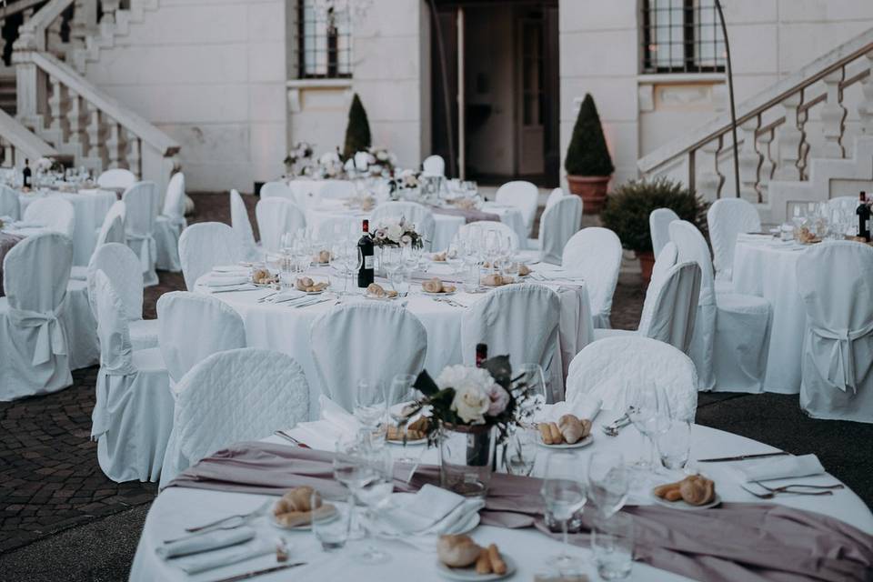 Cena sotto la scalinata