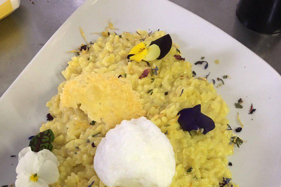 Risotto ai fiori con spuma