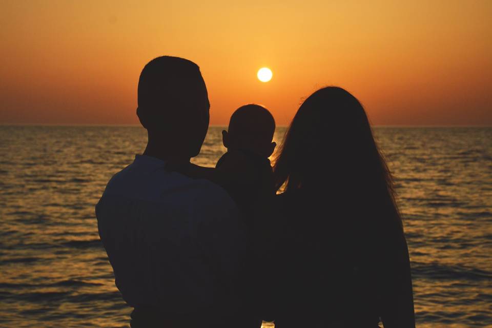 La famiglia fronte tramonto