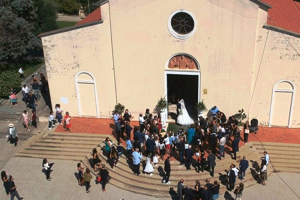 Bacio all'uscita della chiesa