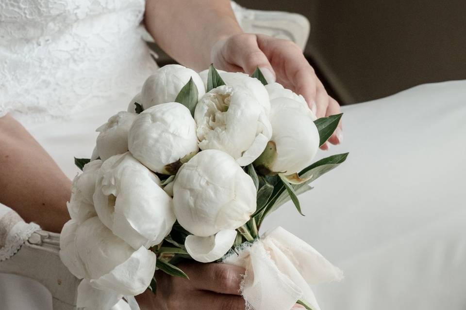 Sposi -abito - bouquet fiori