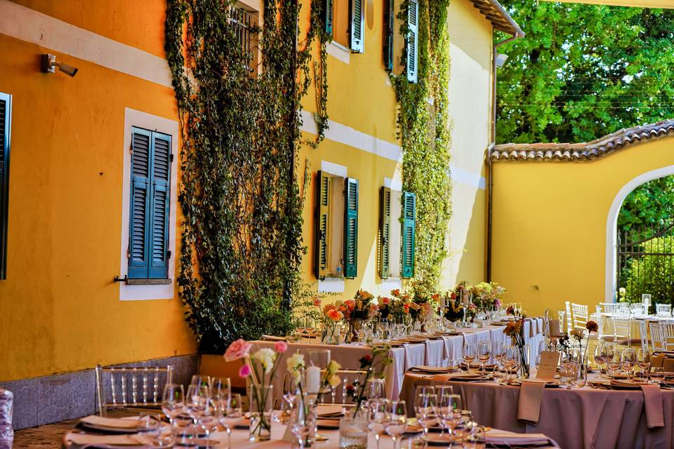 Ambiente_tavoli_villa_esterna