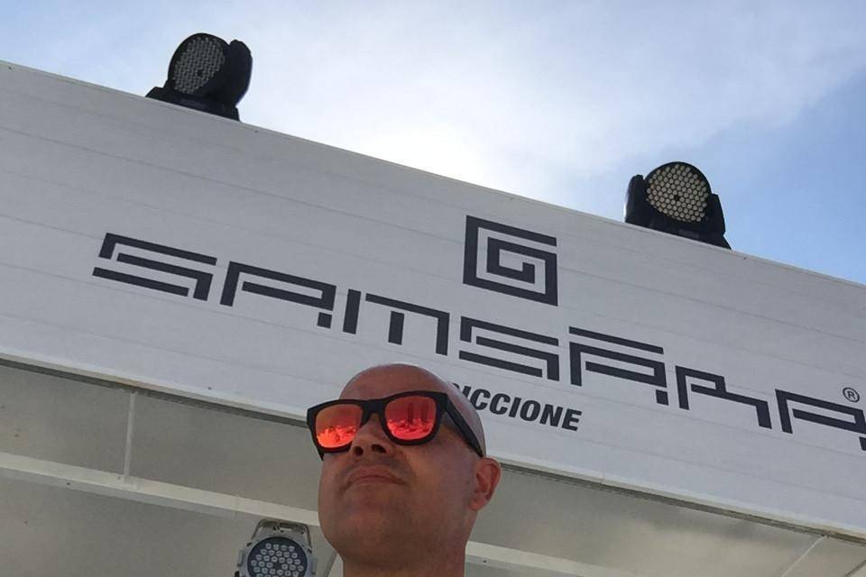 DJ set in spiaggia