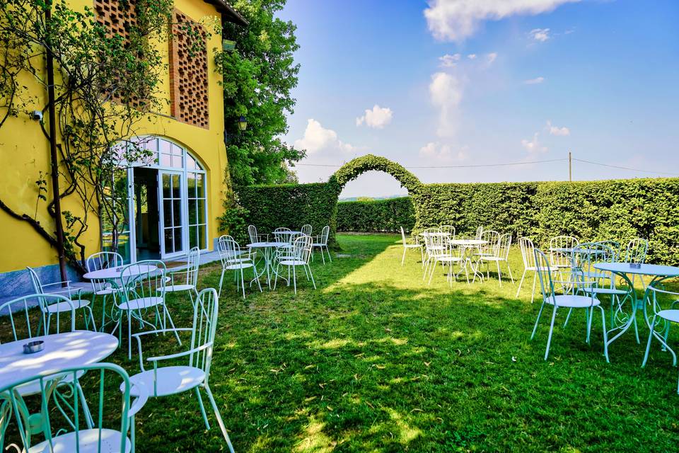 Sedie_bianche_tavoli_giardino