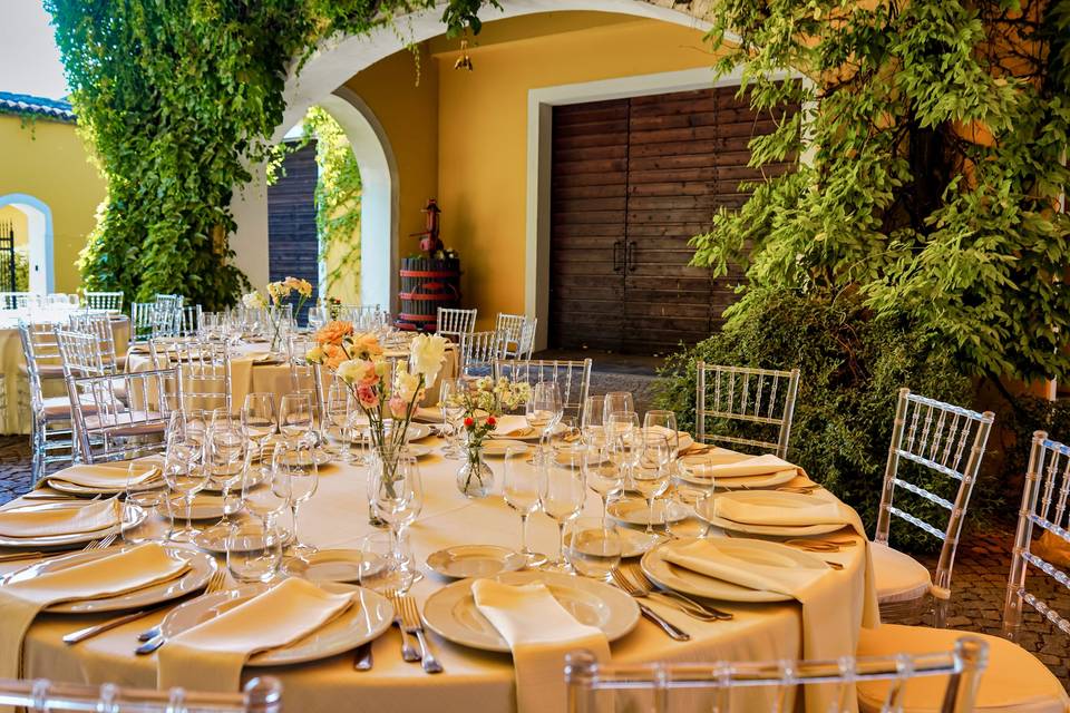 Tavolo_rotondo_decorazione_fiori