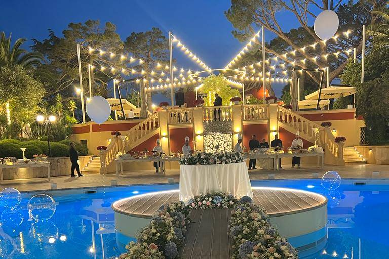 Taglio torta in piscina